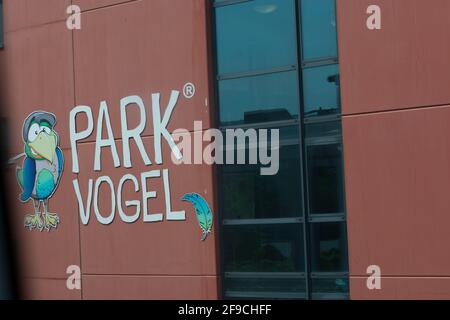 DÜSSELDORF, NRW, ALLEMAGNE - 18 JUIN 2019 : fermeture de l'aéroport de Düsseldorf sur le parking P3 indiquant le code IATA de l'aéroport Banque D'Images