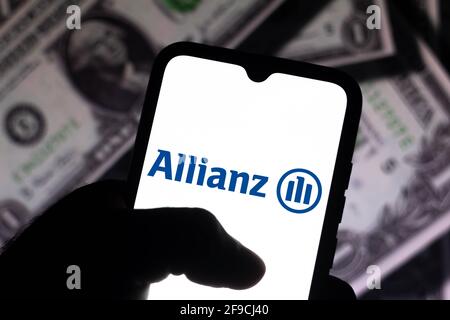 Brésil. 17 avril 2021. Sur cette photo, le logo Allianz se apparaît sur l'écran d'un smartphone. Credit: Rafael Henrique/SOPA Images/ZUMA Wire/Alamy Live News Banque D'Images