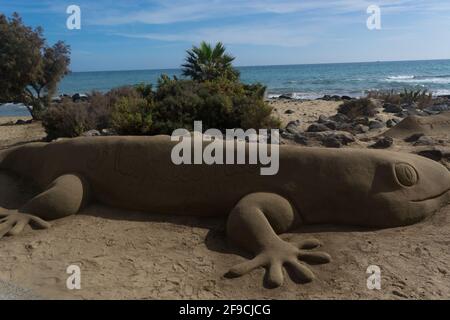 CRAN CANARIA, MELONERAS - 13. NOVEMBRE 2019 : sculptures de sable sur la plage de Meloneras, Espagne avec inscription Gran Canaria Banque D'Images