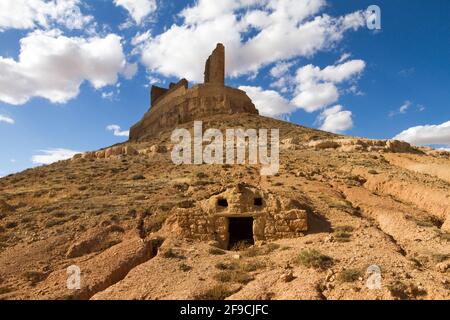 Photo à angle bas de Castillo de Montuenga de Soria in Espagne sous un ciel nuageux Banque D'Images