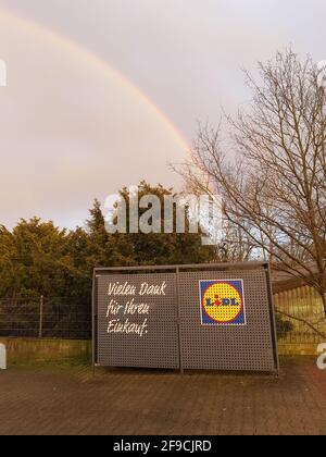 ESSEN HEIDHAUSEN, NRW, ALLEMAGNE - 10 MARS 2020: Parking au supermarché Lidl à Essen Heidhausen, dans le quartier de Ruhr, vue de l'autre côté de la rue à une publicité si Banque D'Images
