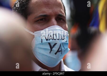 Caracas, Venezuela. 17 avril 2020. Juan Guaido, président intérimaire auto-proclamé, porte la bouche avec les mots « vaccins maintenant » lorsqu'il participe à une marche de la Plaza los « Palos grandes » au siège de l'Organisation des Nations Unies (ONU) sur AV Francisco de Miranda pour exiger la fourniture de vaccins au pays. Credit: Boris Vergara/dpa/Alay Live News Banque D'Images