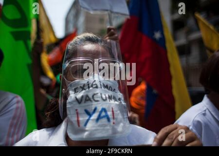 Caracas, Venezuela. 17 avril 2021. Des centaines de personnes marchent de la Plaza los 'Palos grandes' au siège de l'Organisation des Nations Unies (ONU) sur AV Francisco de Miranda pour exiger la fourniture de vaccins au pays. Une femme porte un protège-bouche avec les mots « nous exigeons des vaccins - maintenant ». Credit: Boris Vergara/dpa/Alay Live News Banque D'Images