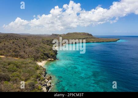 Vue aérienne au-dessus du paysage de Curaçao, Caraïbes avec l'océan, la côte et la plage Banque D'Images