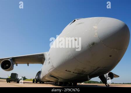 United States Air Force Lockheed C-5 Galaxy gros avion de transport militaire du Commandement de la mobilité aérienne. Nez bulbeux. Sur l'écran RIAT 2005 Banque D'Images