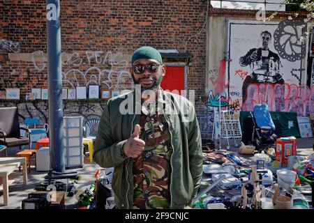 Londres (Royaume-Uni), le 17 avril 2021 : le marché Deptford, dans le sud-est de Londres, est ouvert et les rues sont occupées par des membres du public, après le lockd t covid Banque D'Images