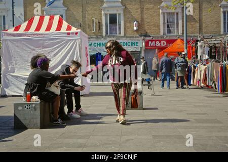 Londres (Royaume-Uni), le 17 avril 2021 : le marché Deptford, dans le sud-est de Londres, est ouvert et les rues sont occupées par des membres du public, après le lockd t covid Banque D'Images