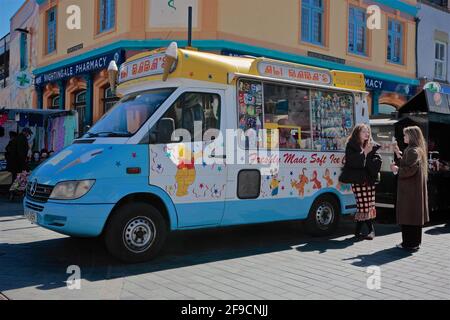 Londres (Royaume-Uni), le 17 avril 2021 : le marché Deptford, dans le sud-est de Londres, est ouvert et les rues sont occupées par des membres du public, après le lockd t covid Banque D'Images