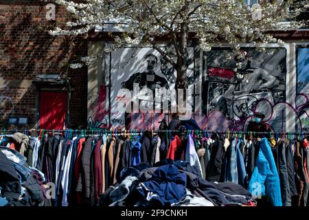 Londres (Royaume-Uni), le 17 avril 2021 : le marché Deptford, dans le sud-est de Londres, est ouvert et les rues sont occupées par des membres du public, après le lockd t covid Banque D'Images