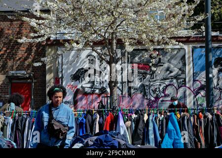Londres (Royaume-Uni), le 17 avril 2021 : le marché Deptford, dans le sud-est de Londres, est ouvert et les rues sont occupées par des membres du public, après le lockd t covid Banque D'Images