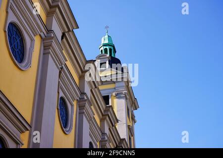 Le magnifique bâtiment de Sankt-Andreas-Kirche dans la vieille ville de Düsseldorf avec un fond bleu ciel. Banque D'Images