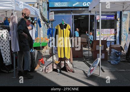 Londres (Royaume-Uni), le 17 avril 2021 : le marché Deptford, dans le sud-est de Londres, est ouvert et les rues sont occupées par des membres du public, après le lockd t covid Banque D'Images