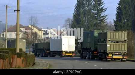 Vlachovice, République tchèque. 11 décembre 2014. ***PHOTO DU FICHIER*** des soldats tchèques sont venus construire une unité de garde dans la zone des stocks de munitions de Vrbevtice, une partie du village de Vlachovice dans la région de Zlin, République Tchèque, le 11 décembre 2014, où deux bâtiments avec munitions avaient déjà explosé, les 16 octobre et 3 décembre 2014. Crédit: Dalibor Gluck/CTK photo/Alamy Live News Banque D'Images