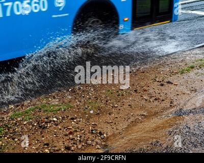 de fortes éclaboussures de sous les roues du bus, l'été Banque D'Images