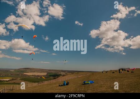 Bo PEEP, Alciston, Lewes, East Sussex, Royaume-Uni. 17 avril 2021. Une journée glorieuse sur les Sussex Downs. Plus chaud que tard avec un vent de refroidissement rapide et agréable du nord-est. Beaucoup d'activités sur les Downs tandis que les hangliders et les parapentes prennent l'air et les coureurs sur la course South Downs Way 50 passent. Crédit : David Burr/Alay Live News Banque D'Images