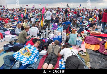 XX. Journée mondiale de la Jeunesse à Cologne Allemagne, 20.8.2005, des pèlerins attendent le Vigil sur le Marienfeld près de Frechen, Allemagne Banque D'Images