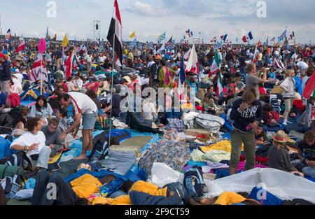 XX. Journée mondiale de la Jeunesse à Cologne Allemagne, 20.8.2005, des pèlerins attendent le Vigil sur le Marienfeld près de Frechen, Allemagne Banque D'Images