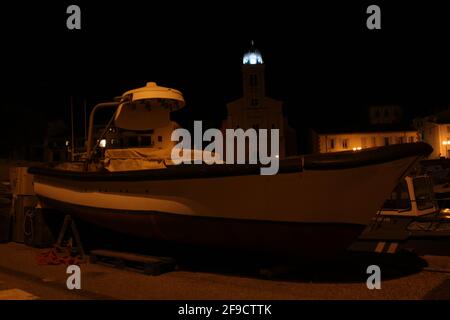 Lanterne bateau de pêche la nuit dans un port Banque D'Images