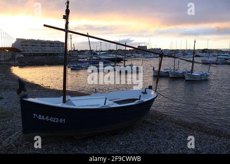 Bateau de pêche traditionnel glissé sur la plage à l' Un port méditerranéen Banque D'Images