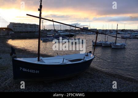 Bateau de pêche traditionnel glissé sur la plage à l' Un port méditerranéen Banque D'Images