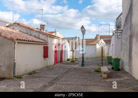 Une petite place vide dans la vieille ville de Saint-Trojan-les-bains, prise le jour d'hiver ensoleillé sur l'île d'Oléron, Charente, France Banque D'Images