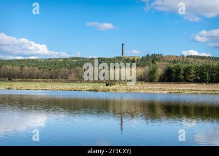 Le monument de Waterloo se reflète dans le loch Folly près de Jedburgh Banque D'Images