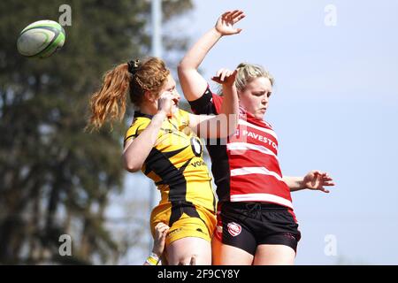 Gloucester, Royaume-Uni. 17 avril 2021. Harriet Milar-Mills (#8 Wasps) et Georgia Brock de Gloucester-Hartpury se dispute la possession d'une ligne lors du match Allianz Premier 15s entre Gloucester-Hartpury Women's RFC et Wasps Ladies FC à l'Alpas Arena de Gloucester, en Angleterre. Crédit: SPP Sport presse photo. /Alamy Live News Banque D'Images