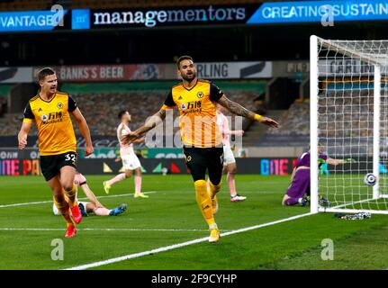 Le Willian Jose (au centre) de Wolverhampton Wanderers célèbre le premier but de leur partie pendant le match de la Premier League au Molineux, Wolverhampton. Date de la photo: Samedi 17 avril 2021. Banque D'Images