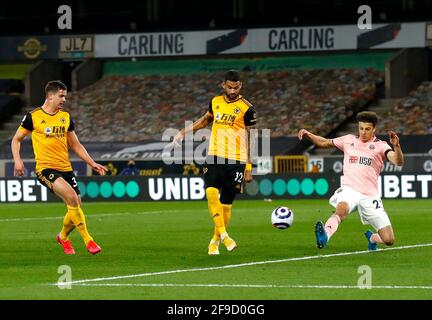 Le Willian Jose (au centre) de Wolverhampton Wanderers marque le premier but du match de la Premier League au Molineux, Wolverhampton. Date de la photo: Samedi 17 avril 2021. Banque D'Images