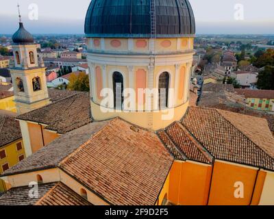 Vue aérienne de la cathédrale de Boretto , Émilie-Romagne. Italie Banque D'Images