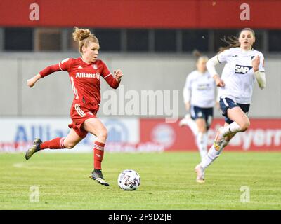 Munich, Allemagne. 17 avril 2021. Linda Dallmann (10 FC Bayern Muenchen) en action pendant le jeu FleyerAlarm Frauen Bundesliga entre le FC Bayern Munich et le TSG Hoffenheim au campus du FC Bayern à Munich, Allemagne. Crédit: SPP Sport presse photo. /Alamy Live News Banque D'Images