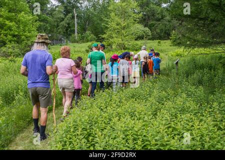 Les enfants apprennent la nature avec un naturaliste qualifié Banque D'Images