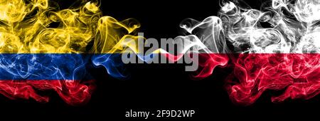 Colombie, colombienne vs Pologne, Polonais, Pole des drapeaux mystiques fumés placés côte à côte. Des drapeaux abstraits de couleur épaisse et soyeuse fume. Banque D'Images