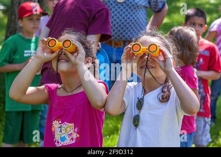 Les enfants apprennent la nature avec un naturaliste qualifié Banque D'Images