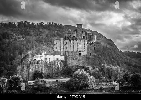 Effet noir et blanc du château Eilean Donan avec colline en arrière-plan, Écosse. Concept: Lieux fantastiques et mythologiques, Voyage à célèbre plac Banque D'Images