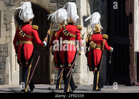 Windsor, Royaume-Uni. 17 avril 2021. Des membres des forces armées arrivent au château de Windsor pour participer aux funérailles du duc d'Édimbourg. Les funérailles du prince Philip, le mari de la reine Elizabeth II, ont lieu à la chapelle Saint-Georges, au château de Windsor, la cérémonie étant limitée à 30 personnes, conformément aux restrictions actuelles sur le coronavirus. Crédit : Mark Kerrison/Alamy Live News Banque D'Images