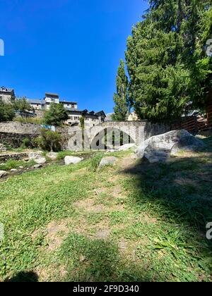 Pont romain à Sallent de Gallego, dans les Pyrénées aragonaises. Huesca, Espagne. Vue Banque D'Images