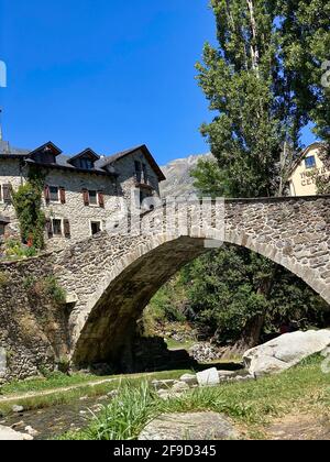 Pont romain à Sallent de Gallego, dans les Pyrénées aragonaises. Huesca, Espagne. Vue Banque D'Images