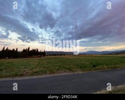 Coucher de soleil dans la ville de Gerbe, dans les Pyrénées aragonaises. Huesca, Espagne. Vue Banque D'Images