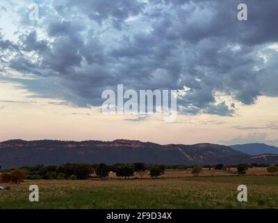 Coucher de soleil dans la ville de Gerbe, dans les Pyrénées aragonaises. Huesca, Espagne. Vue Banque D'Images