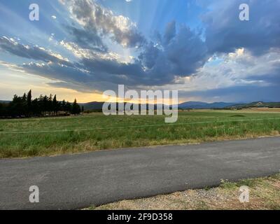 Coucher de soleil dans la ville de Gerbe, dans les Pyrénées aragonaises. Huesca, Espagne. Vue Banque D'Images