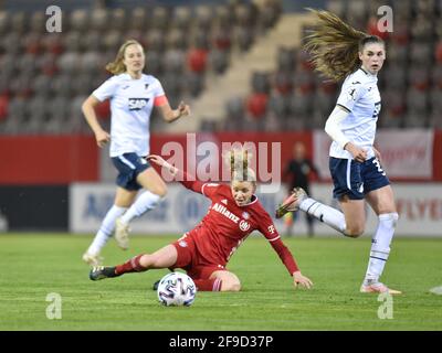 Munich, Allemagne. 17 avril 2021. Linda Dallmann (10 FC Bayern Muenchen) en action pendant le jeu FleyerAlarm Frauen Bundesliga entre le FC Bayern Munich et le TSG Hoffenheim au campus du FC Bayern à Munich, Allemagne. Crédit: SPP Sport presse photo. /Alamy Live News Banque D'Images