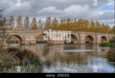 Le puente Itero médiéval au-dessus de la rivière Pisuerga sur le chemin de Saint-Jacques-de-Compostelle, Itero de la Vega, Espagne, 21 octobre 2009 Banque D'Images