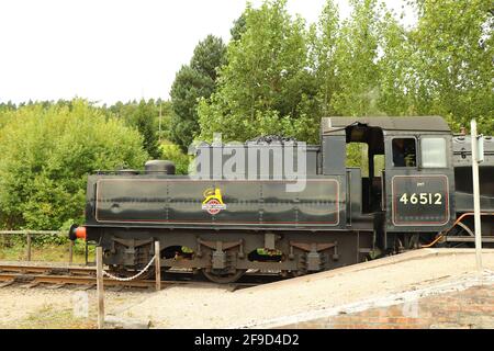 Locomotive à vapeur pleine de charbon en marche sur une piste la campagne Banque D'Images