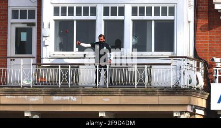 17 avril 2021. Londres, Royaume-Uni. Vikram Solanki jette le ballon de haut en haut sur le pavillon des membres après qu'un grand six droit de la Jordan Clark de Surrey a frappé la fenêtre dans la salle des arbitres alors que Surrey prend Leicestershire dans le championnat du comté à l'ovale de Kia, troisième jour David Rowe/Alay Live News Banque D'Images