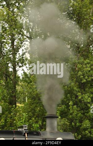 Locomotive à vapeur pleine de charbon en marche sur une piste la campagne Banque D'Images