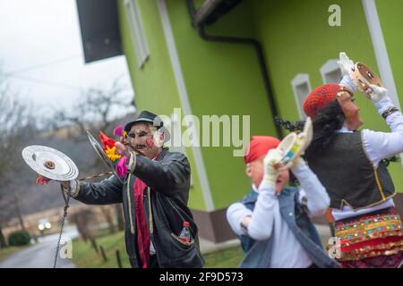 Carnaval traditionnel dans un petit village appelé Vrbica près d'Ilirska Bistrica en Slovénie. Banque D'Images