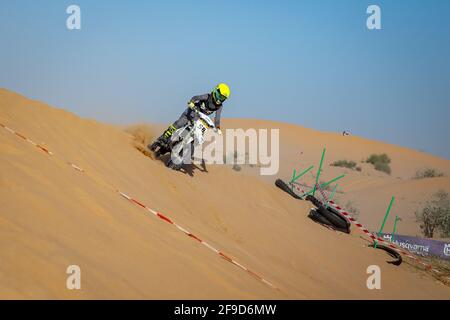 DUBAÏ, ÉMIRATS ARABES UNIS - 05 mars 2021 : motocross sur l'hippodrome dans le désert avec des équipements de protection, sable et ciel dégagé Banque D'Images