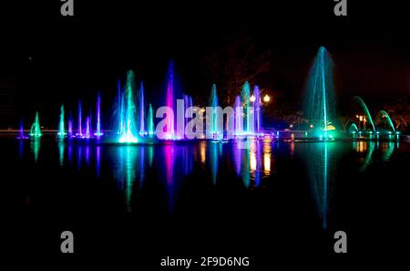 Fontaine colorée et vive contre un ciel sombre Banque D'Images