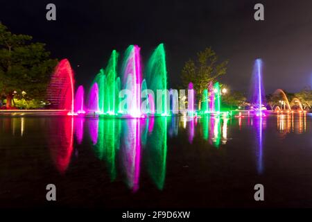 La nuit, cette fontaine devient un grand théâtre avec de nombreux jets d'eau illuminés de couleurs changeantes et se déplaçant en harmonie avec la musique Banque D'Images